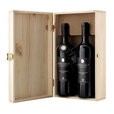 La cassetta Prestige in legno di pino aperta, con due bottiglie di Pallagrello nero