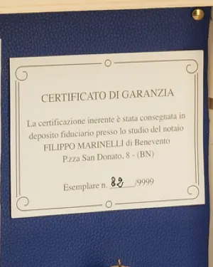 Il certificato di garanzia nel cofanetto, con il numero dell'esemplare su 9999